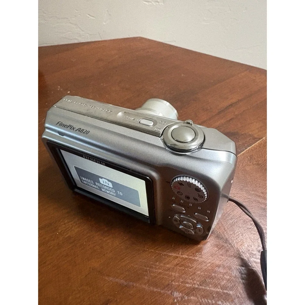 Fujifilm FinePix A820 8.3MP Digital Camera Bundle - Tested, Works! Case Cables